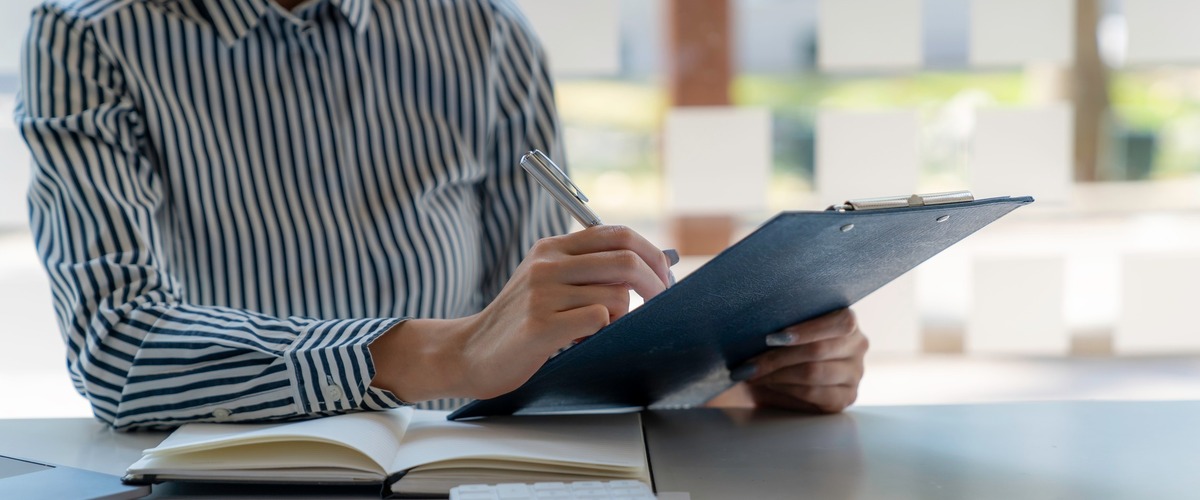 Frau füllt ein Dokument aus