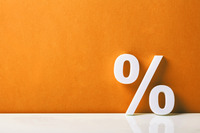 Prozentzeichen vor Wand