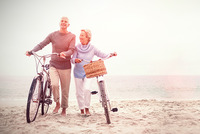 Seniorenpaar am Strand