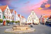 Ansicht Marktplatz Weiden in der Oberpfalz Das Bild zeigt die Fachwerkhäuser und den Brunnen von Weiden in der Oberpfalz.