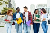 Gruppe an Studenten läuft durch die Stadt
