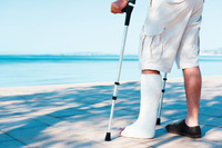 Mann mit Gips Urlaub