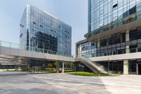 Zwei Bürogebäude in der Außenansicht. Das Bild zeigt zwei Bürogebäude mit den Fenster Fassaden.
