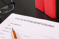 Dokument Patientenverfügung Das Bild zeigt ein Dokument, auf dem "Patientenverfügung" geschrieben steht