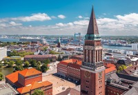 Stadtlandschaft Kiel Das Bild zeigt die Stadtlandschaft Kiel und den Hafen.