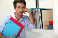 Junger Mann mit Mappe