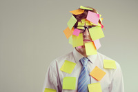 Mann mit Post-its